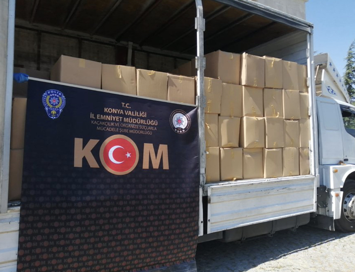Konya polisinden operasyon! 2 milyon 800 bin lira değerinde doldurulmuş makaron ele geçirildi