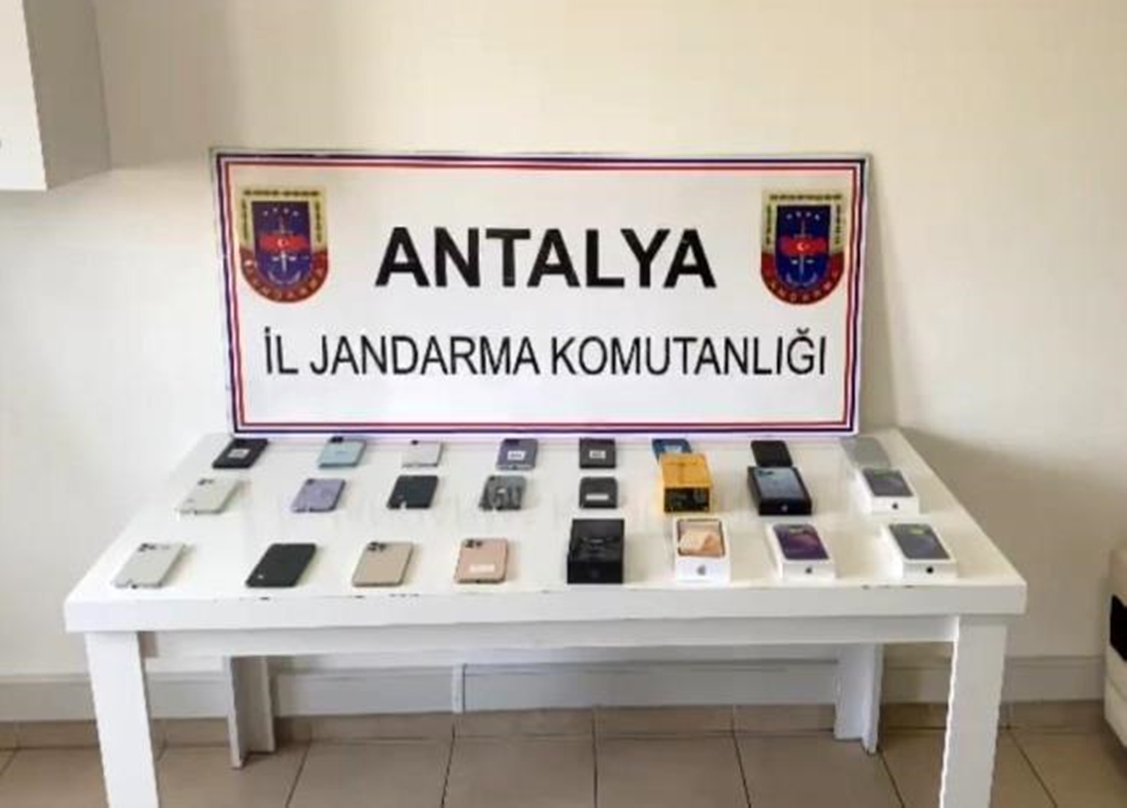 Antalya jandarmadan kaçak telefon operasyonu