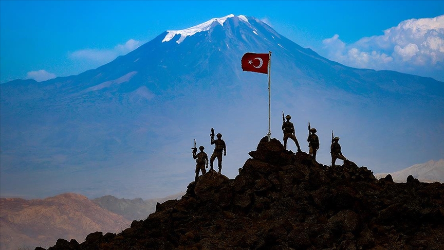 Mehmetçik, teröristlerden temizlenen Tendürek'te Türk bayrağıyla poz verdi