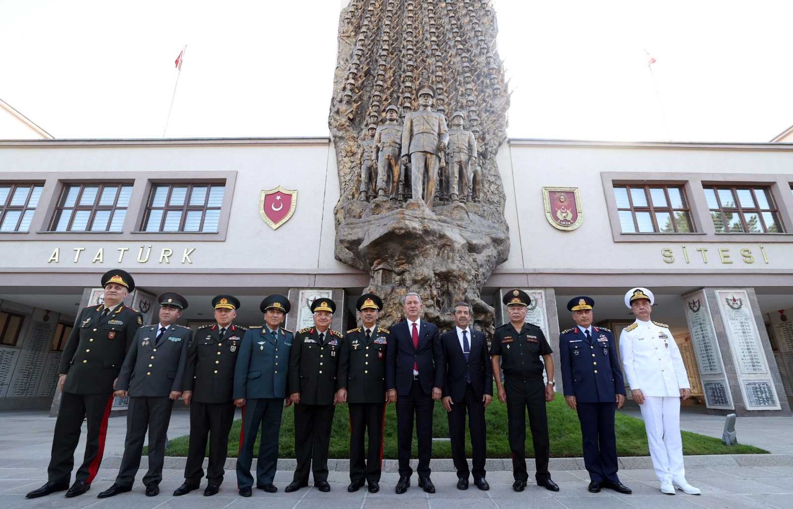 Bakan Akar, dost ve kardeş ülkelerin savunma bakanları ile görüştü