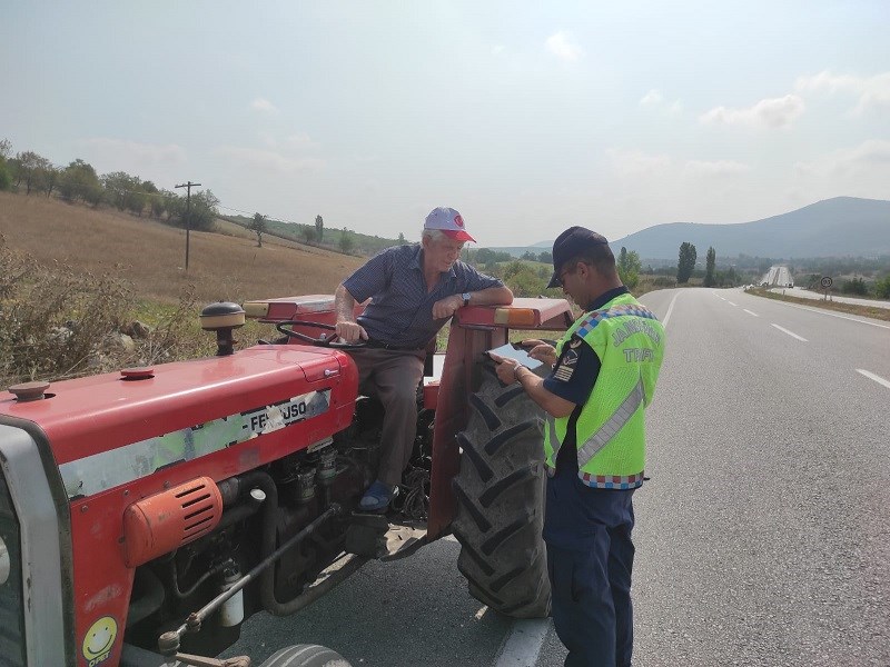 Balıkesir'de jandarma asayiş ve trafik uygulaması yaptı