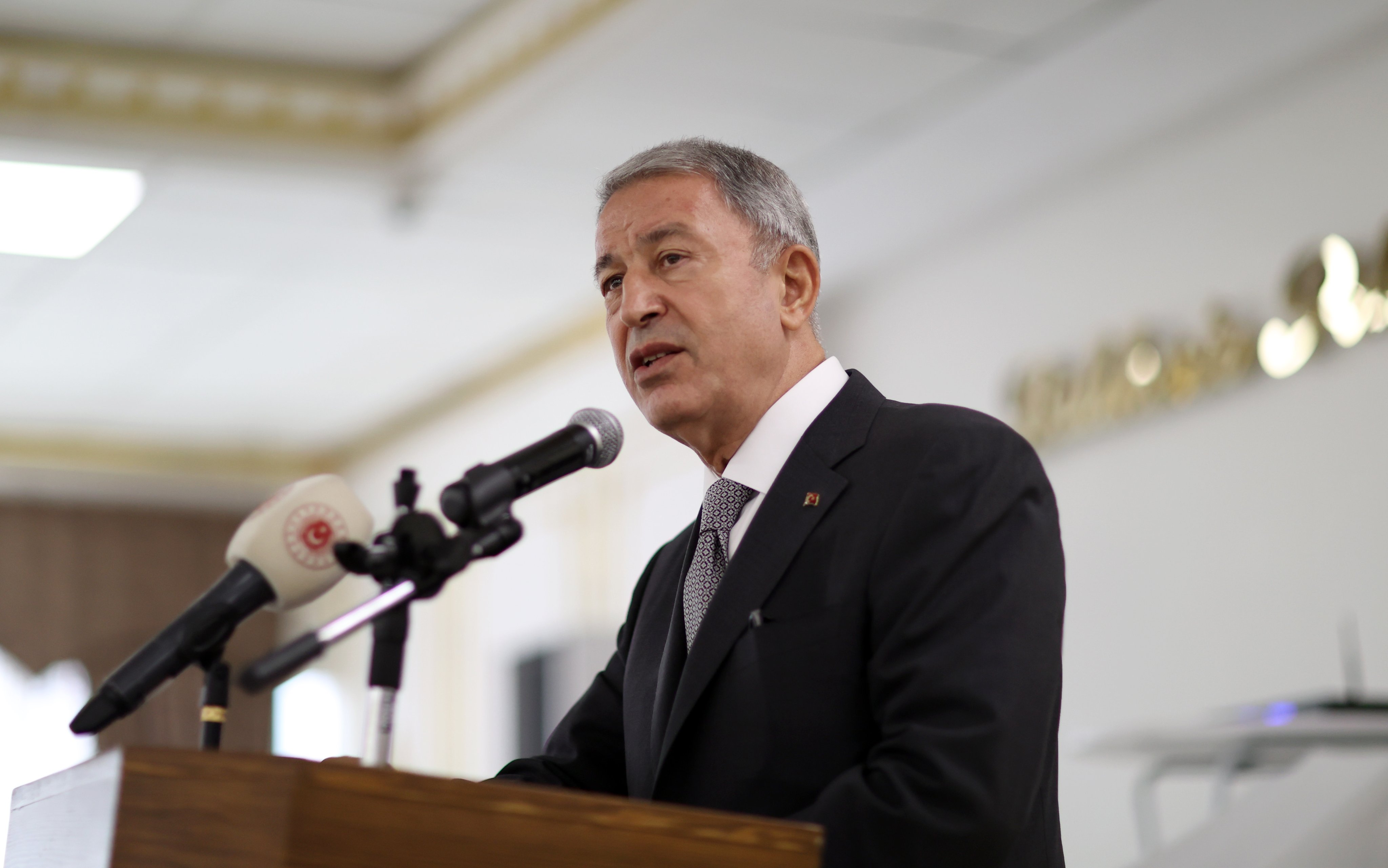 Bakan Akar, Balıkesir'de şehit aileleri ve gazilerle yemekte bir araya geldi 