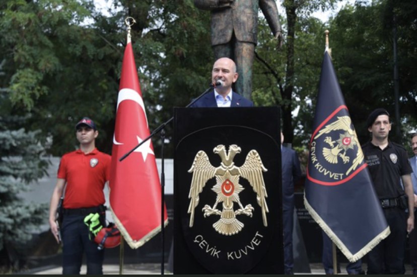 Bakan Soylu, çevik kuvvet polisleriyle bayramlaştı