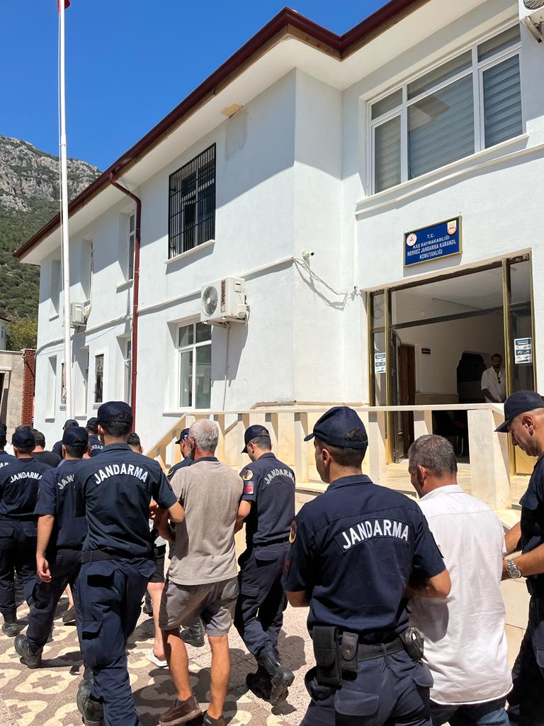JANDARMADAN GÖÇMEN KAÇAKÇILARINA DARBE