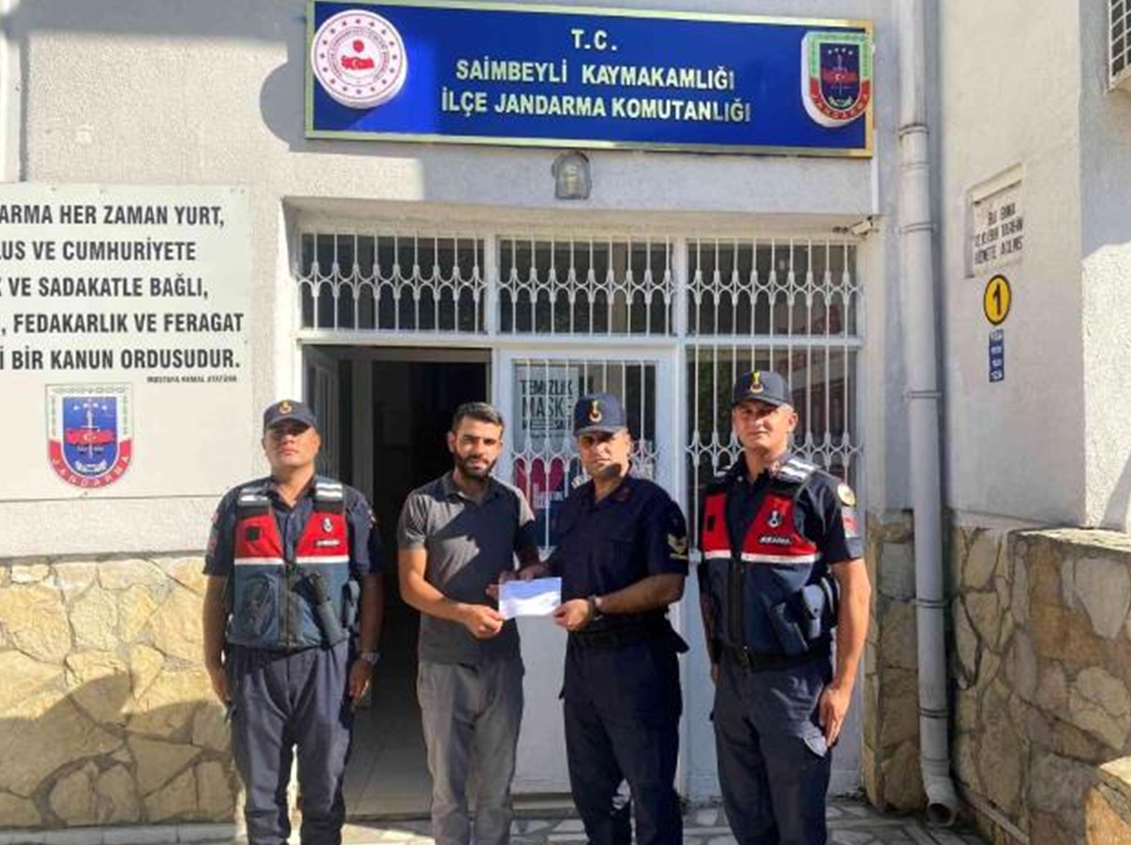 Adana'da sahte polis dolandırdı, jandarma parasını kurtardı