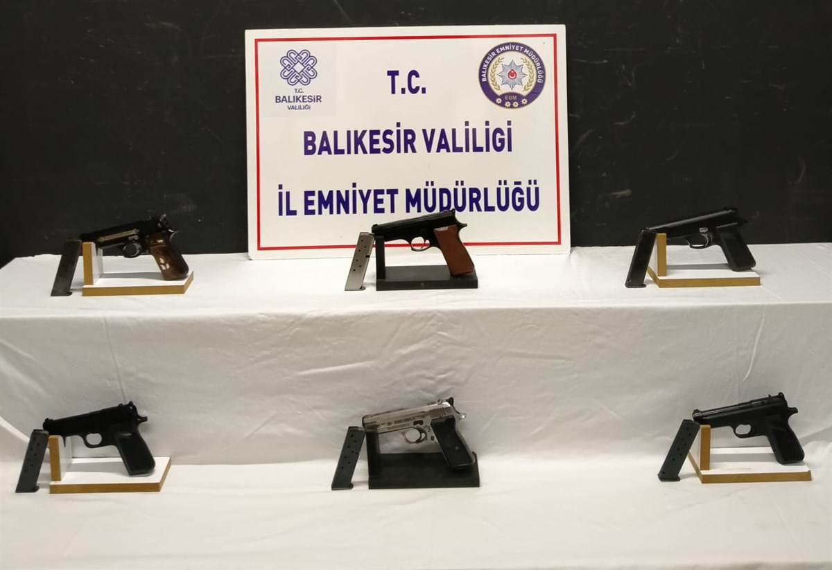 Balıkesir'de yolcu otobüsünden 6 adet ruhsatsız tabanca ele geçirildi 