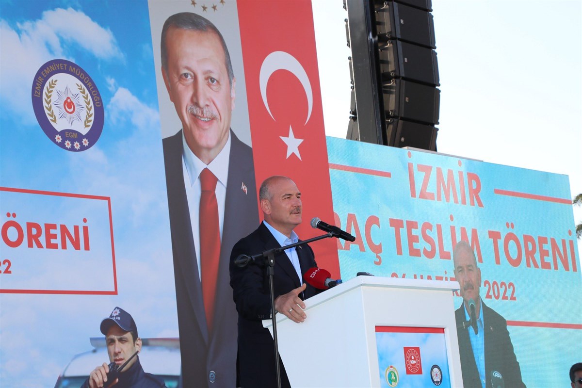 Bakan Soylu, İzmir’de emniyete yeni araçların teslim törenine katıldı