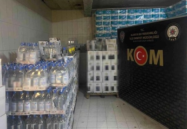 Antalya'da 3 bin 150 şişe sahte bandrollü içki ele geçirildi