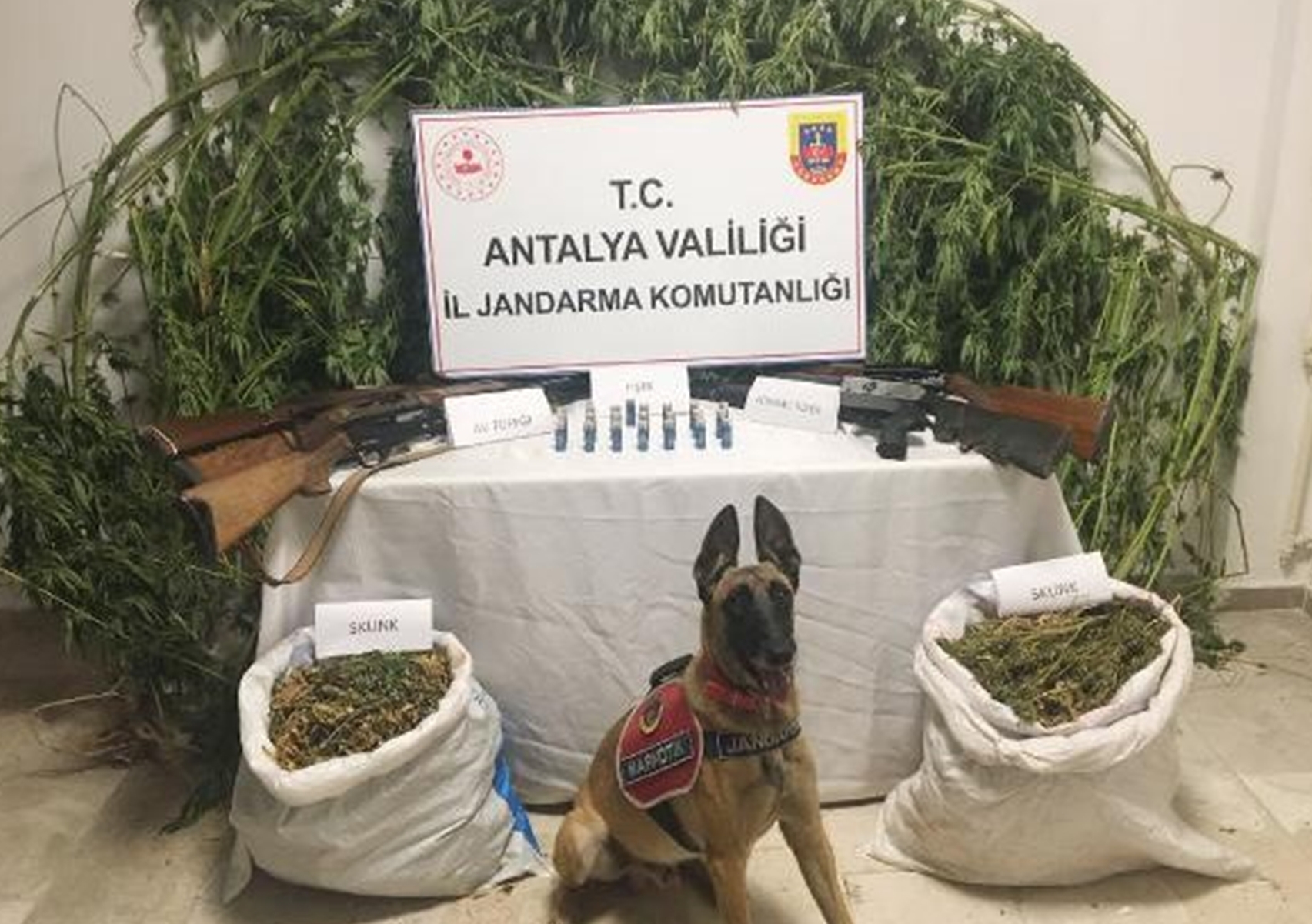 Antalya’da uyuşturucu operasyonu: 2 gözaltı