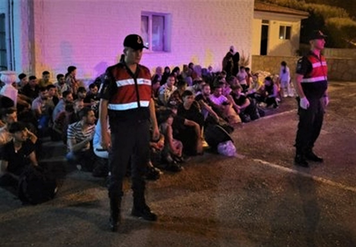 Jandarma: 3 bin 15 düzensiz göçmen ve 89 organizatör yakalandı 