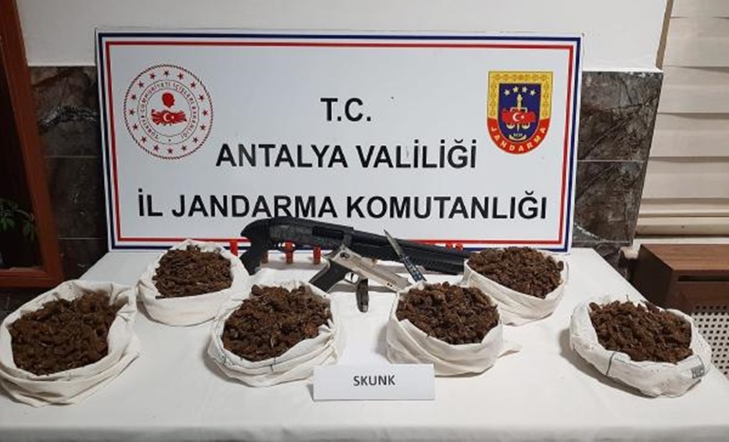 Antalya'da uyuşturucu operasyonu:3 gözaltı