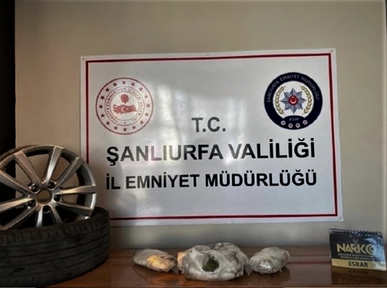 Şanlıurfa'da bir araçta 1 kilo 900 gram esrar ele geçirildi