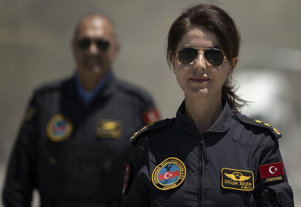 Jandarmanın ilk ve tek kadın pilotu: Yarbay Eker orman yangınında da görevinin başında