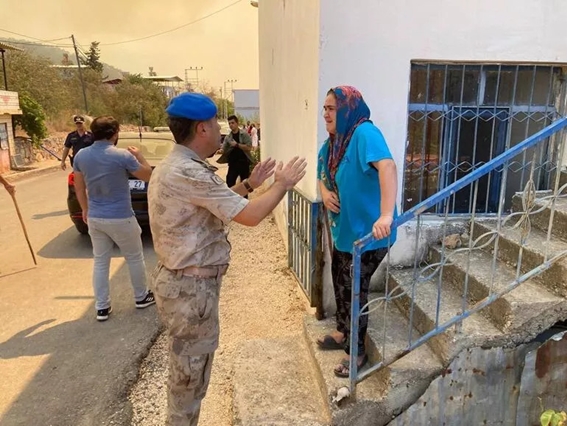 Orman yangın nedeniyle Mersin-Antalya kara yolu ulaşıma kapatıldı