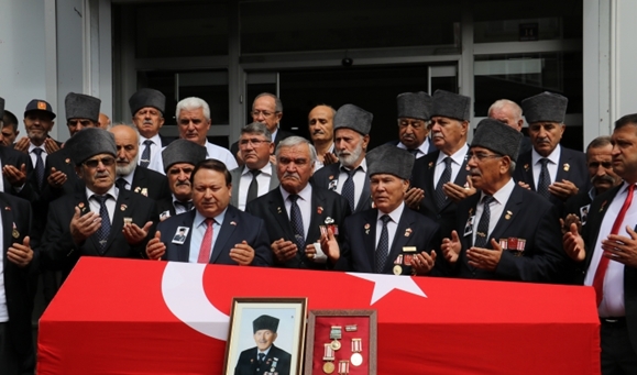 Türkiye'nin en yaşlı gazisi Cesuroğlu'nun cenazesi toprağa verildi