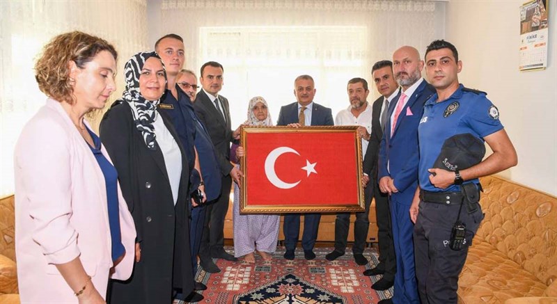 Antalya Valisi Yazıcı, şehit ailesini ziyaret etti 