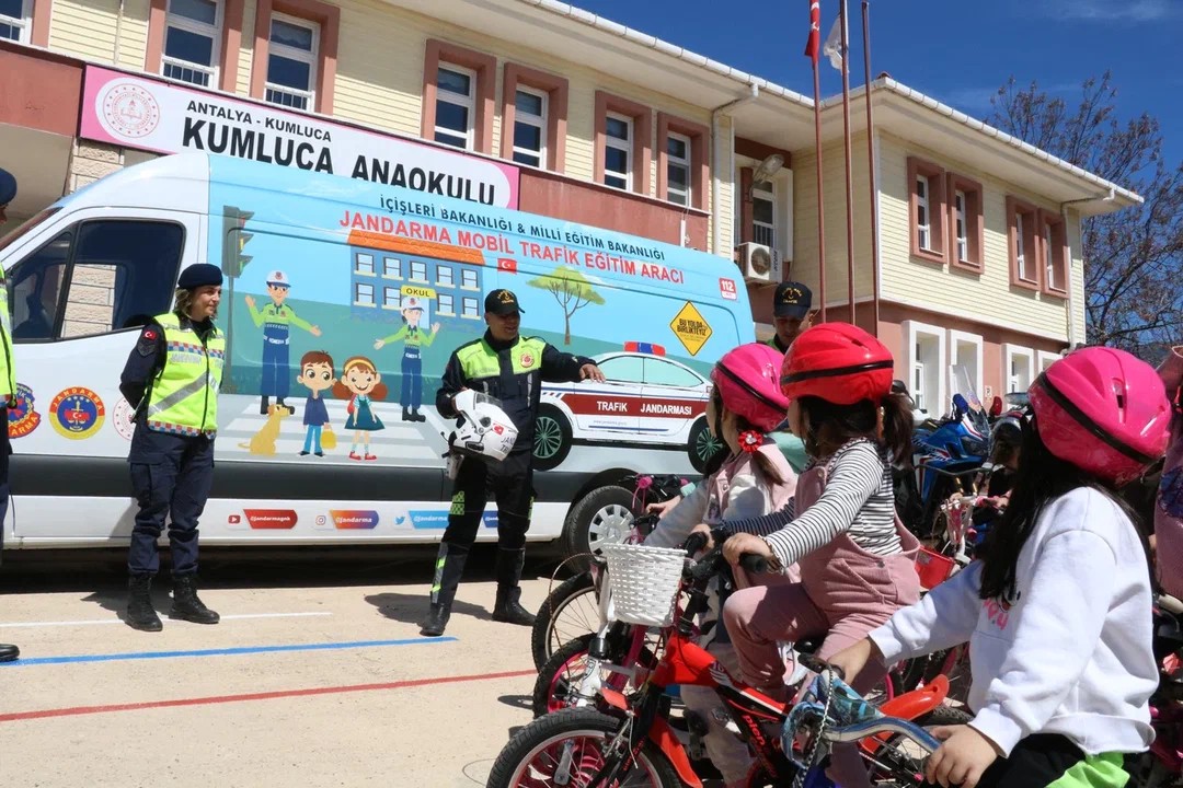 Kaskımla Güvendeyim projesi kapsamında çocuklara kask hediye edilmesi