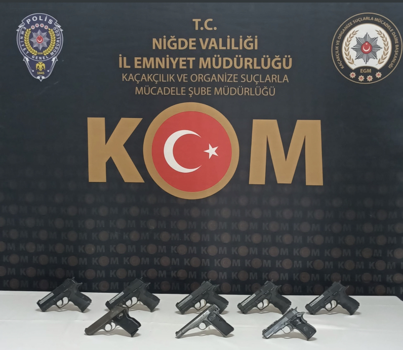 Niğde'de bir araçta 8 ruhsatsız tabanca ele geçirildi