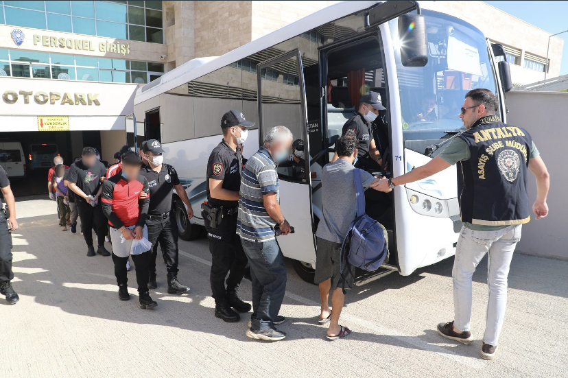 Antalya’da çeşitli suçlardan aranan 81 şüpheli yakalandı
