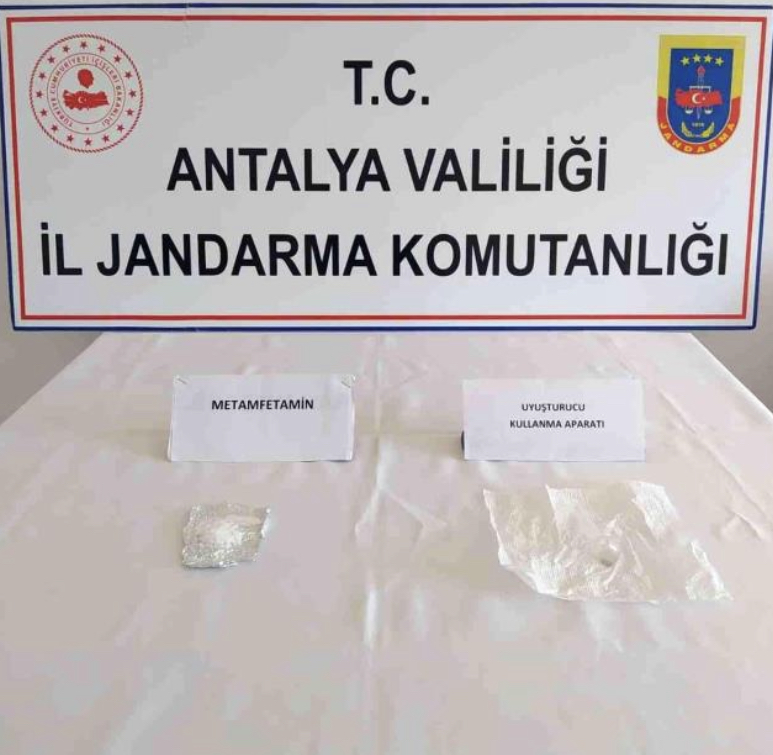 Antalya’da şüphe üzerine aranan araçtan uyuşturucu çıktı