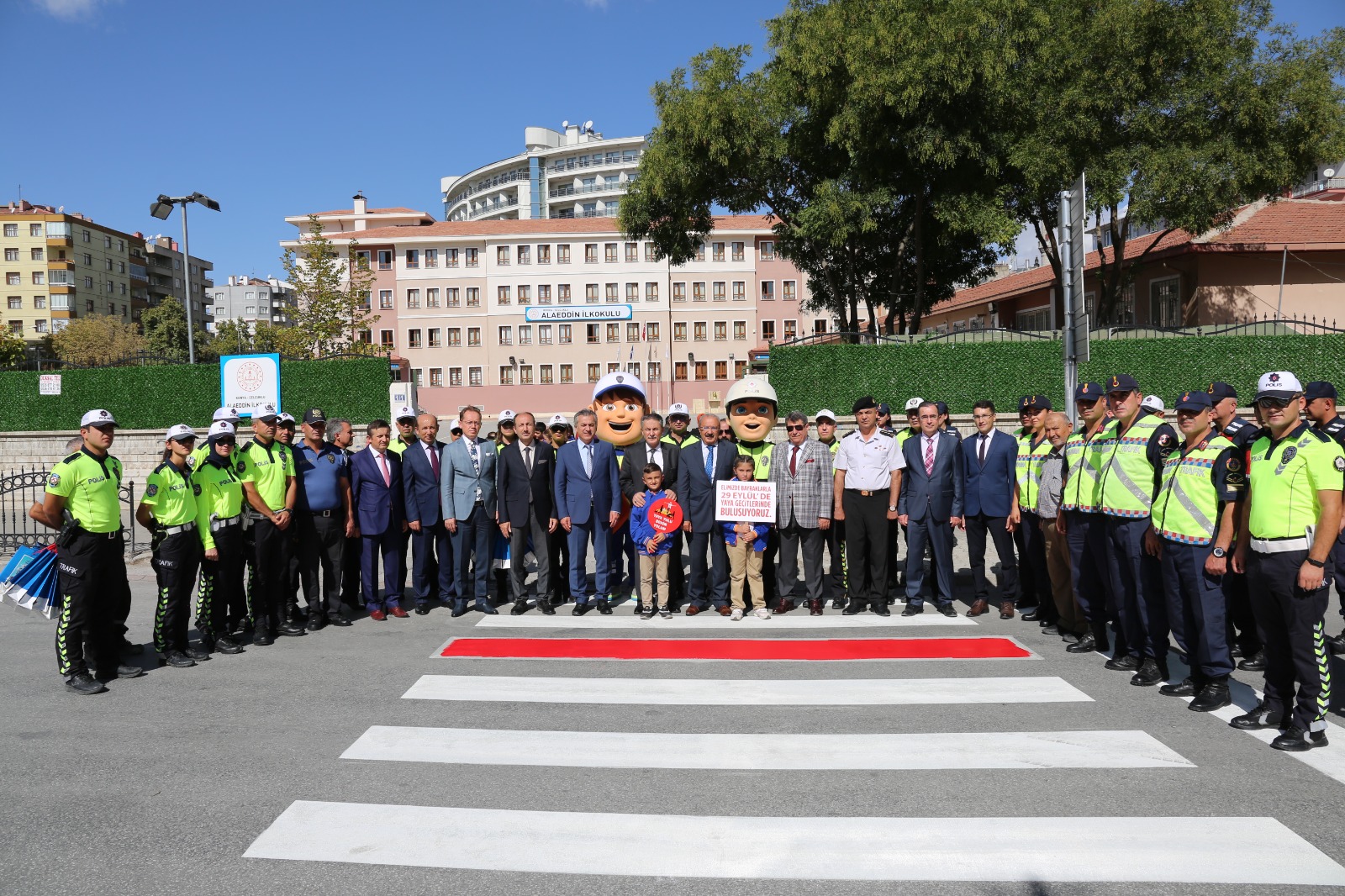 Konya’da yaya önceliği için yaya geçidi çizgisi kırmızıya boyandı 