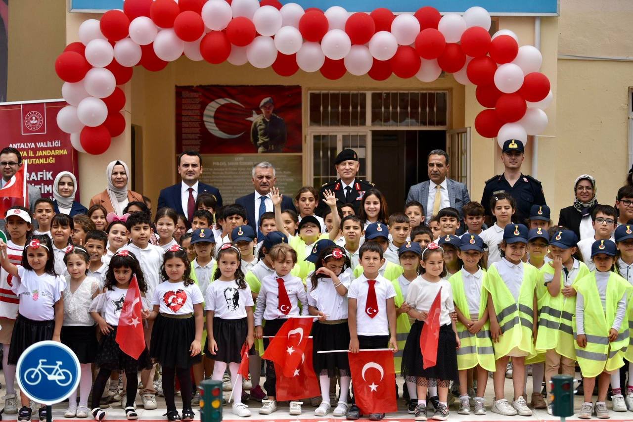 ÇOCUKLARIMIZA TRAFİKTE YAPMALARI GEREKENLERİ ANLATARAK  ONLARI YAŞAMA HAZIRLIYORUZ