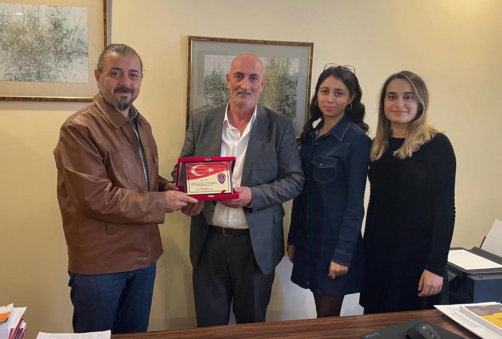JANVAK BAŞKANI SAVAŞ KARABALİ'DEN ÜNLÜ İŞ İNSANINA PLAKET