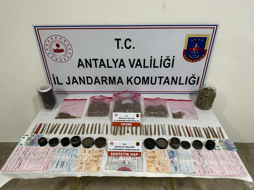JANDARMA EKİPLERİ UYUŞTURUCU SATICISINI KISKIVRAK YAKALADI