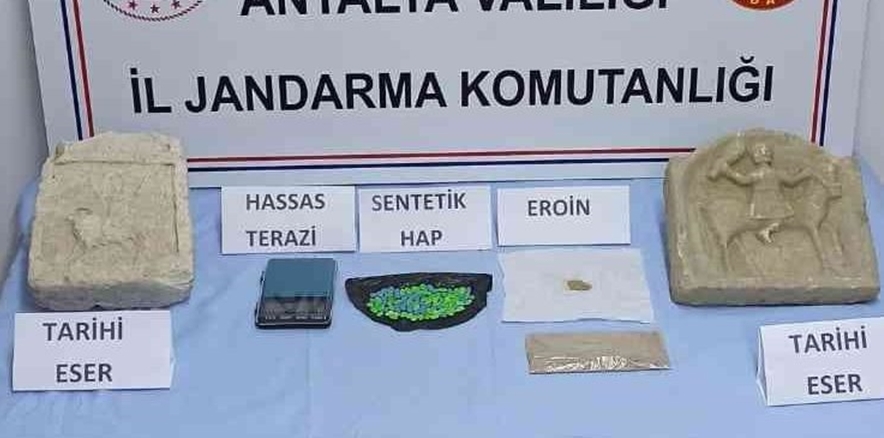Antalya’da yaşlı kadın evinde uyuşturucu ve tarihi eserle yakalandı